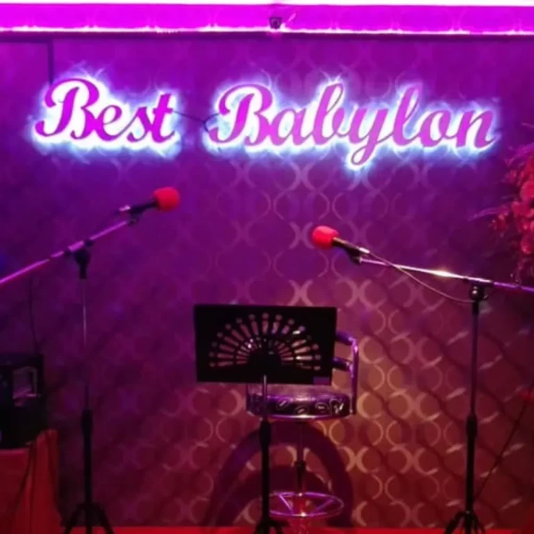 ป้ายไฟออกหลังร้านอาหาร