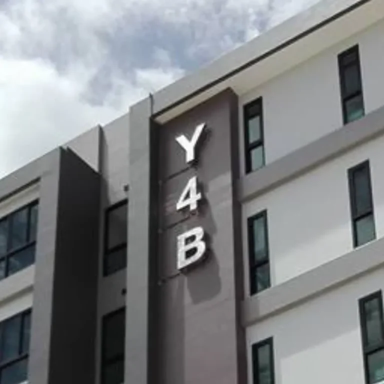 ป้านสแตนเลสนอกอาคาร